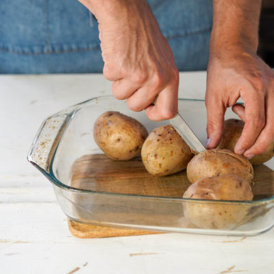 Разрезаем картофель