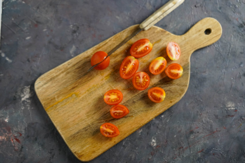 Разрезаем томаты пополам