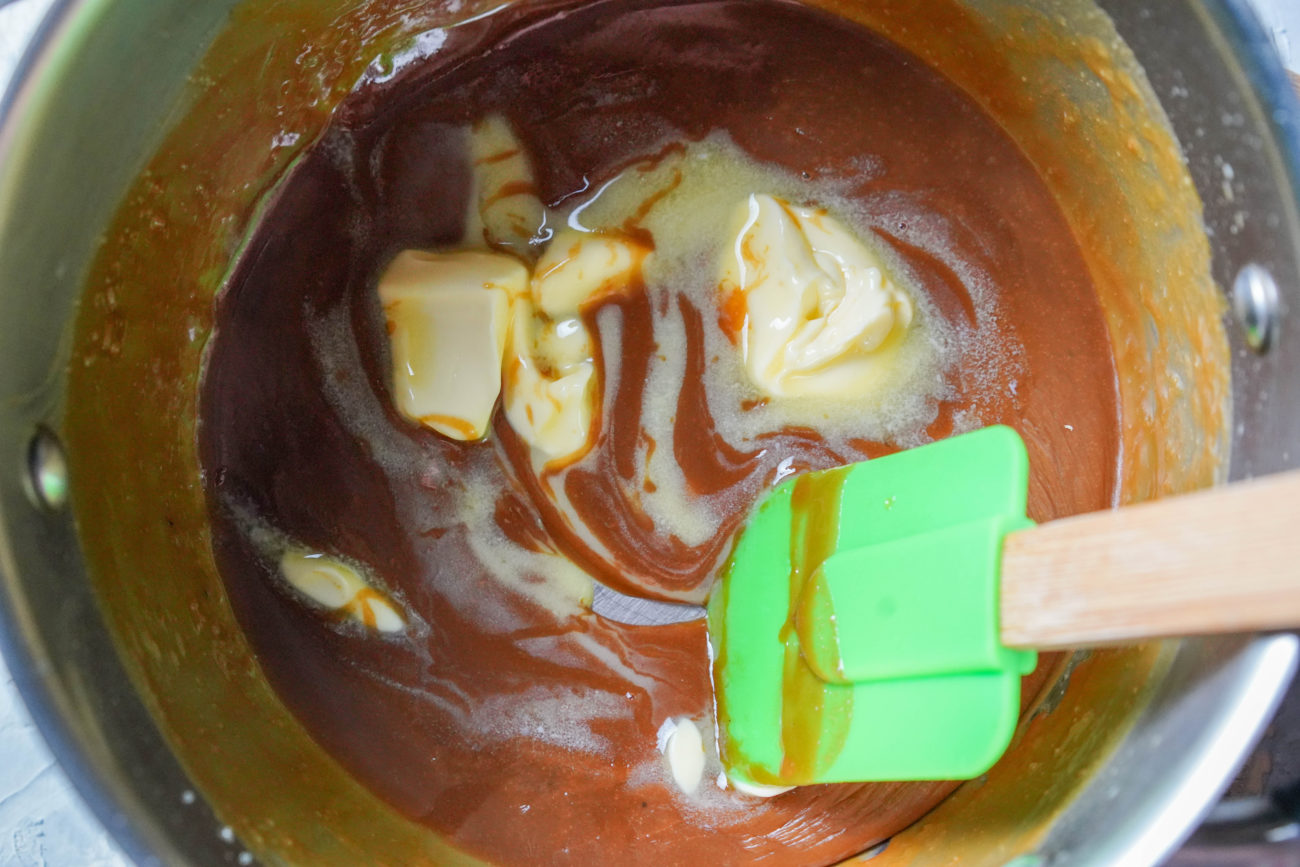 Варка зеленой карамели. Как выглядит расслоившееся масло. Неудачная карамель при варке. Почему кристаллизуется сахар при варке карамели.